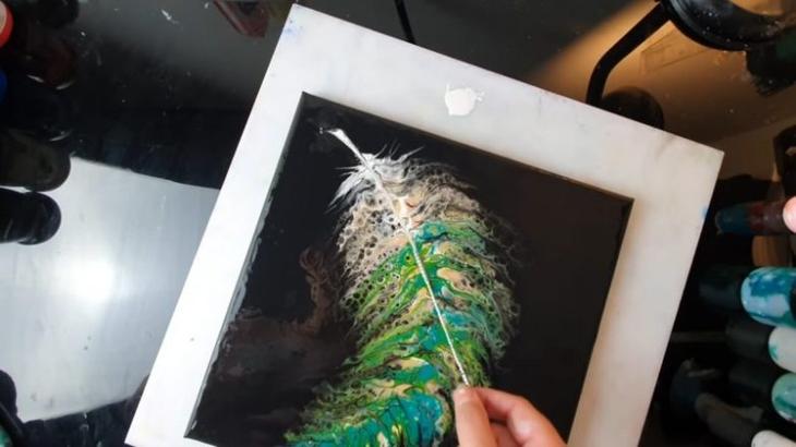 Как нарисовать красивое перо с помощью туалетной бумаги