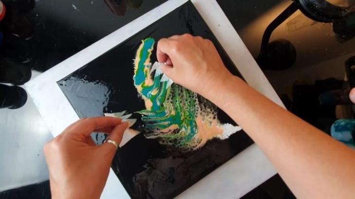 Как нарисовать красивое перо с помощью туалетной бумаги