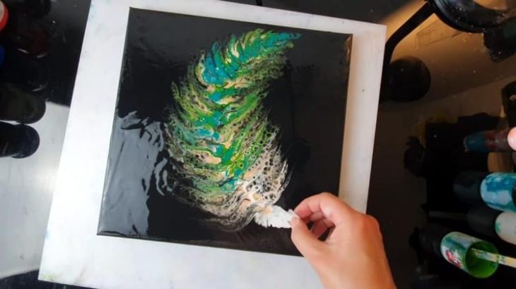 Как нарисовать красивое перо с помощью туалетной бумаги