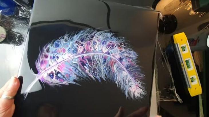 Как нарисовать красивое перо с помощью туалетной бумаги