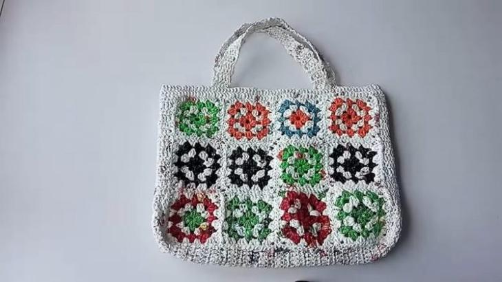 Красивая и прочная вещица из ненужных пакетов