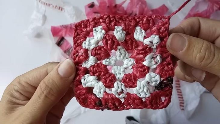 Красивая и прочная вещица из ненужных пакетов