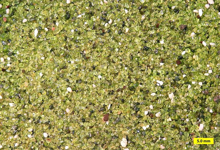 Пляж с зеленым песком Папаколеа: уникальное место, где можно полежать на драгоценных камнях