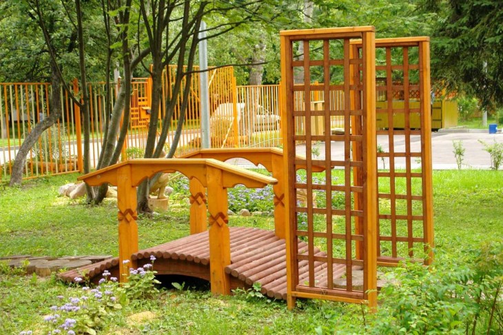 Поделки из дерева для сада: фото оригинальных идей оформления своими руками