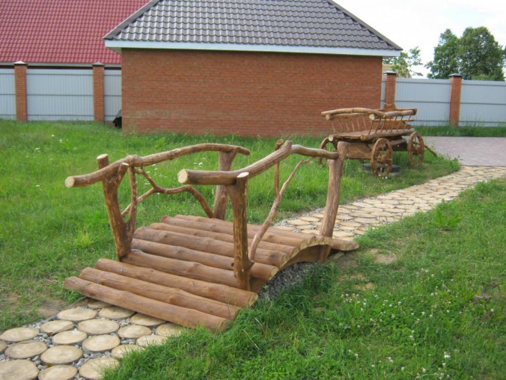 Поделки из дерева для сада: фото оригинальных идей оформления своими руками