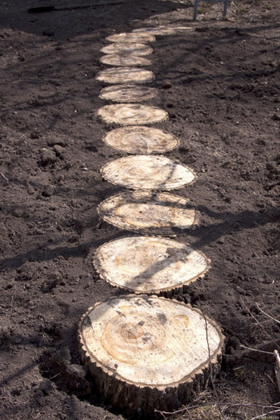 Поделки из дерева для сада: фото оригинальных идей оформления своими руками