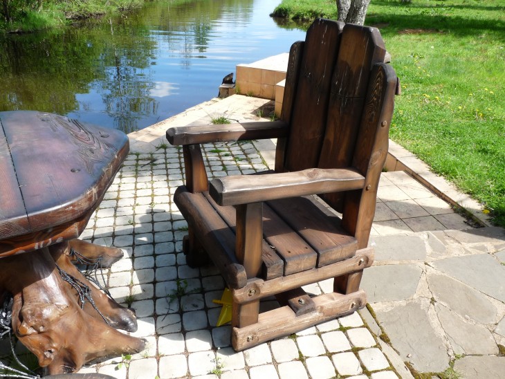 Поделки из дерева для сада: фото оригинальных идей оформления своими руками