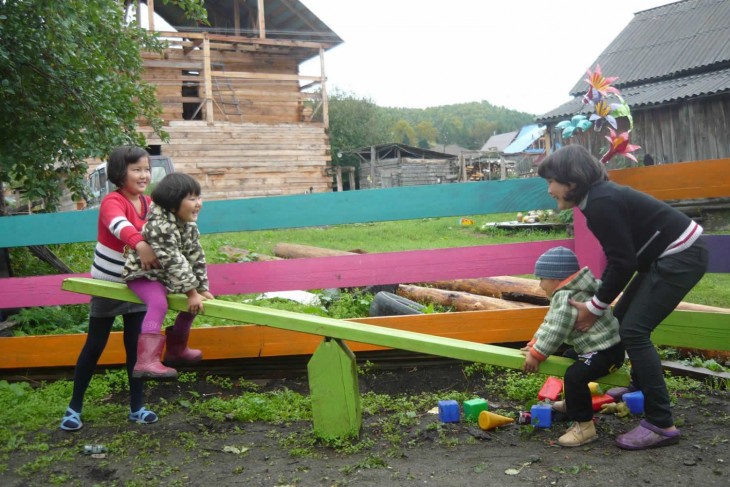 Поделки из дерева для сада: фото оригинальных идей оформления своими руками