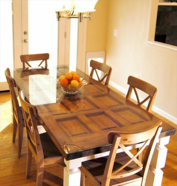 19 неординарных примеров превращения старых межкомнатных дверей в эксклюзивные вещи