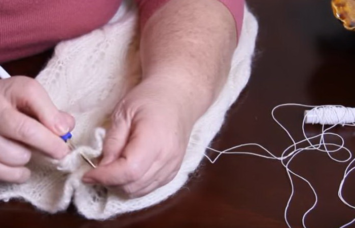 Бабушка отрезала от старого свитера все лишнее и превратила его в спасительную вещь для тех, у кого пока нет отопления