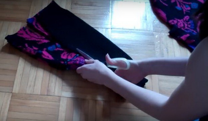 Бабушка отрезала от старого свитера все лишнее и превратила его в спасительную вещь для тех, у кого пока нет отопления