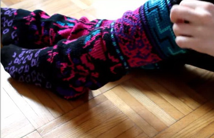 Бабушка отрезала от старого свитера все лишнее и превратила его в спасительную вещь для тех, у кого пока нет отопления