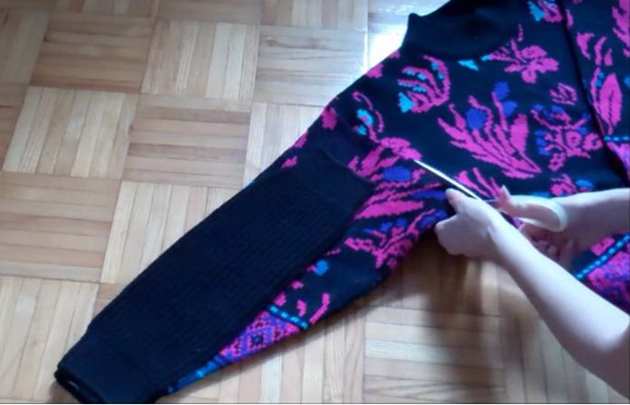 Бабушка отрезала от старого свитера все лишнее и превратила его в спасительную вещь для тех, у кого пока нет отопления