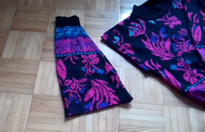 Бабушка отрезала от старого свитера все лишнее и превратила его в спасительную вещь для тех, у кого пока нет отопления