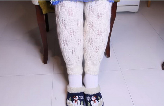 Бабушка отрезала от старого свитера все лишнее и превратила его в спасительную вещь для тех, у кого пока нет отопления