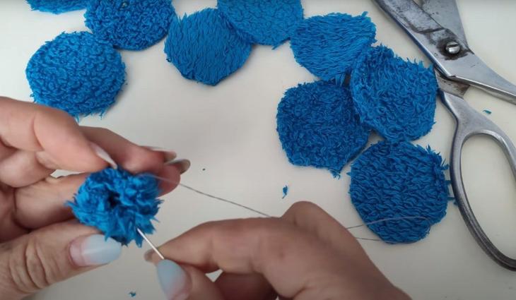 Где применить в ванной старый махровый халат