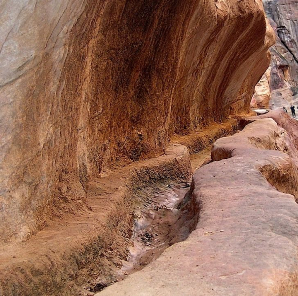 Город, высеченный в скале: 12 загадок удивительной Петры