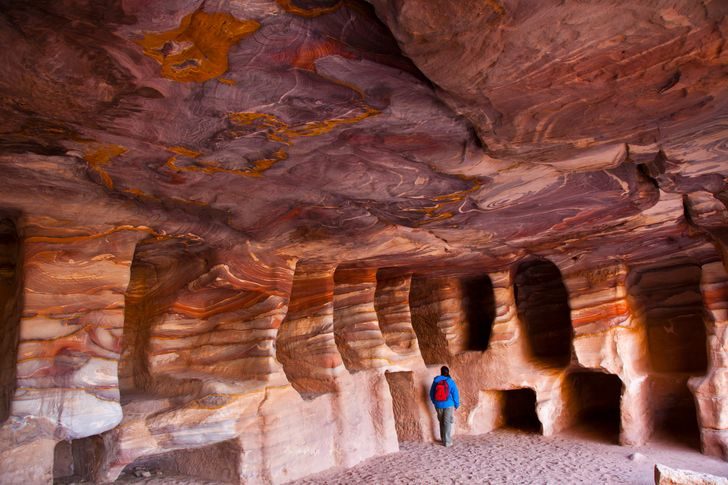 Город, высеченный в скале: 12 загадок удивительной Петры