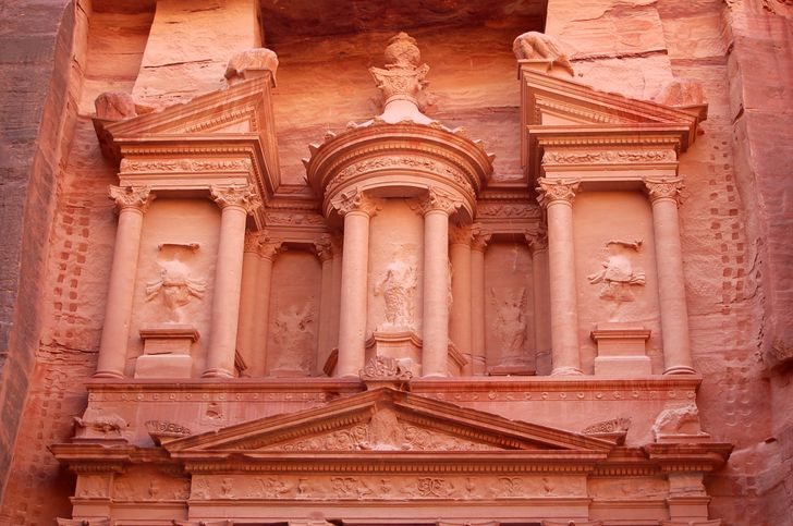 Город, высеченный в скале: 12 загадок удивительной Петры