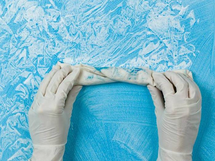 Как стильно покрасить стены без лишних трат, используя обычную губку, тряпку и веник