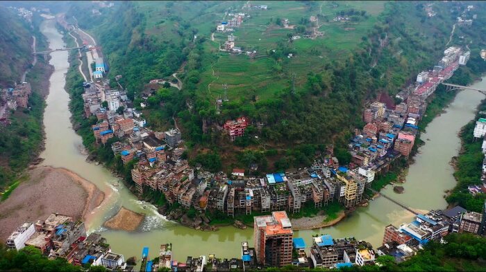 Как живется в самом узком городе мира, спрятавшемся в глубине Тибета
