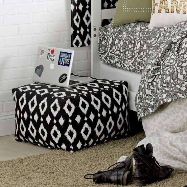 Пни, стулья, чемоданы: 28 альтернатив прикроватной тумбе