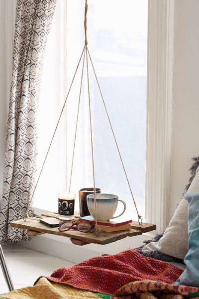 Пни, стулья, чемоданы: 28 альтернатив прикроватной тумбе