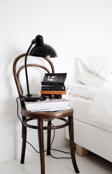 Пни, стулья, чемоданы: 28 альтернатив прикроватной тумбе