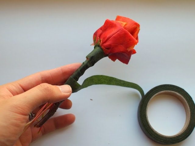 Розы из осенних листьев