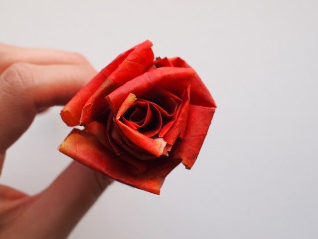 Розы из осенних листьев