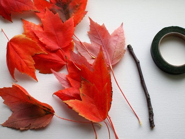 Розы из осенних листьев