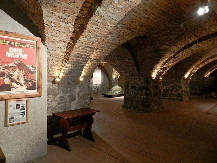 Замок Хоэнверфен: средневековая крепость, окруженная живописными Альпами