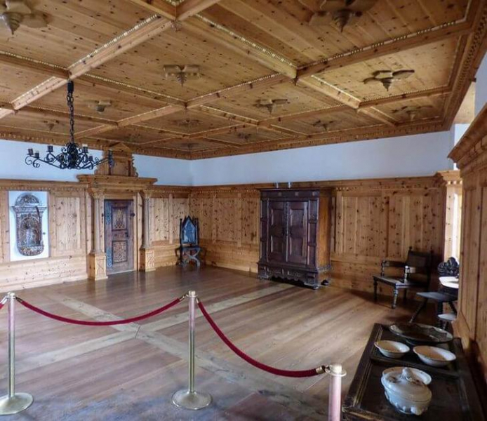 Замок Хоэнверфен: средневековая крепость, окруженная живописными Альпами