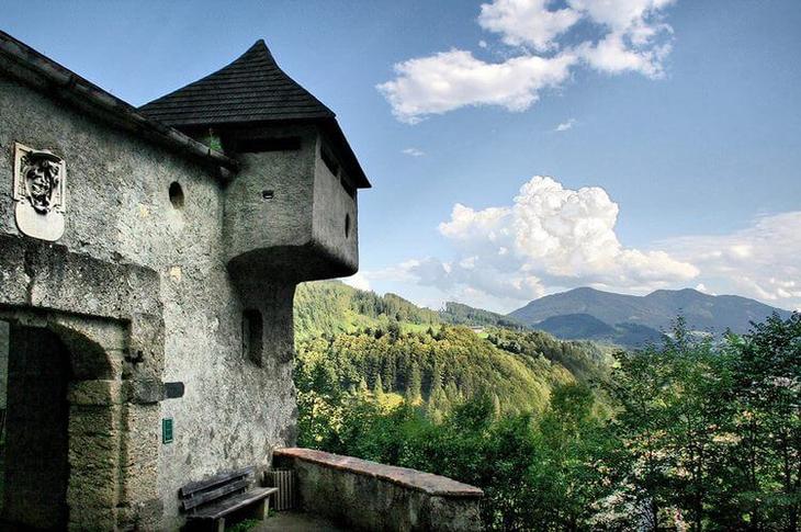 Замок Хоэнверфен: средневековая крепость, окруженная живописными Альпами