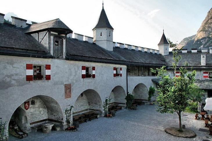 Замок Хоэнверфен: средневековая крепость, окруженная живописными Альпами