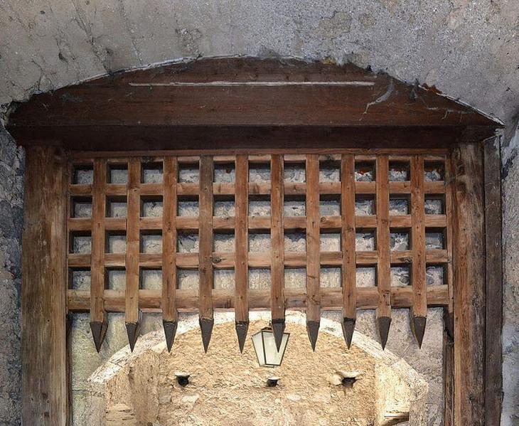 Замок Хоэнверфен: средневековая крепость, окруженная живописными Альпами