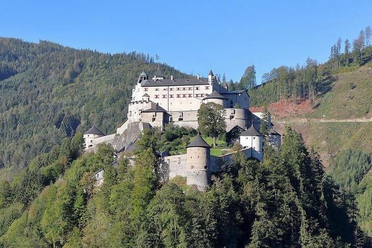 Замок Хоэнверфен: средневековая крепость, окруженная живописными Альпами