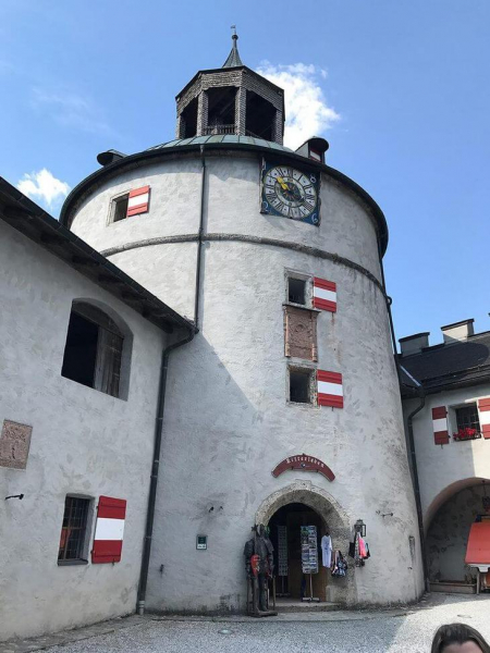 Замок Хоэнверфен: средневековая крепость, окруженная живописными Альпами