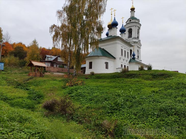 Деревня рядом с плесом