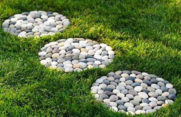 17 вдохновляющих идей использования пляжной гальки у себя на даче или во дворе