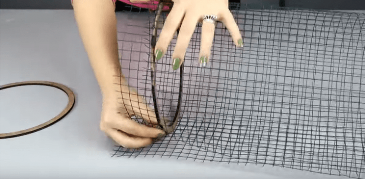 Дизайнерская вещь из простого картона и черенка