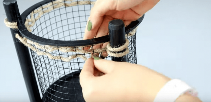 Дизайнерская вещь из простого картона и черенка