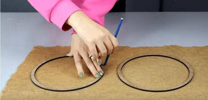 Дизайнерская вещь из простого картона и черенка