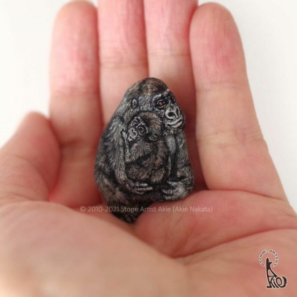 Художница оживляет камни, превращая их в очаровательных животных