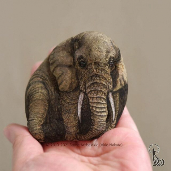 Художница оживляет камни, превращая их в очаровательных животных