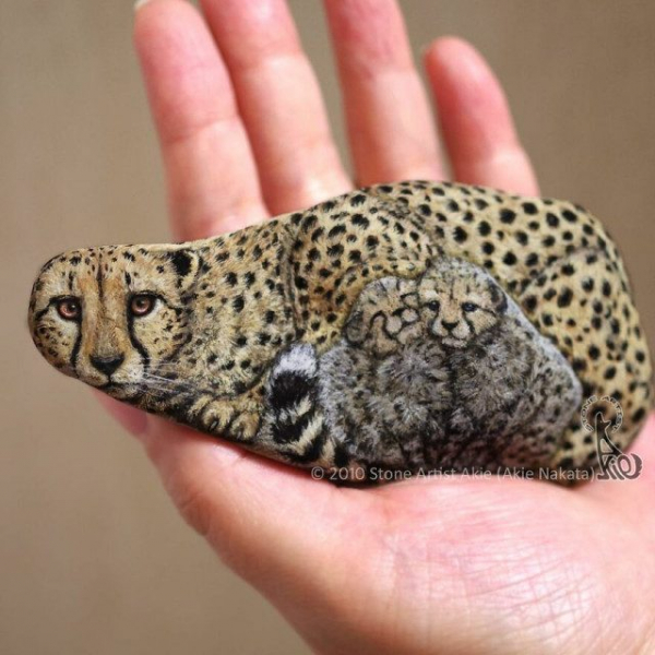 Художница оживляет камни, превращая их в очаровательных животных