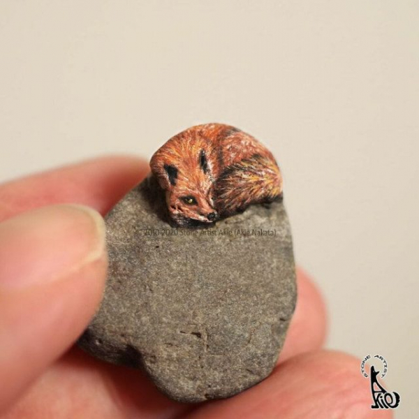 Художница оживляет камни, превращая их в очаровательных животных