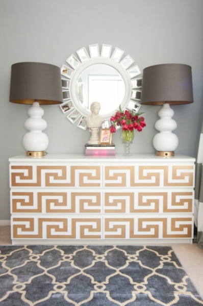 Как омолодить старую мебель подручными средствами, если жаль выбрасывать добротный материал