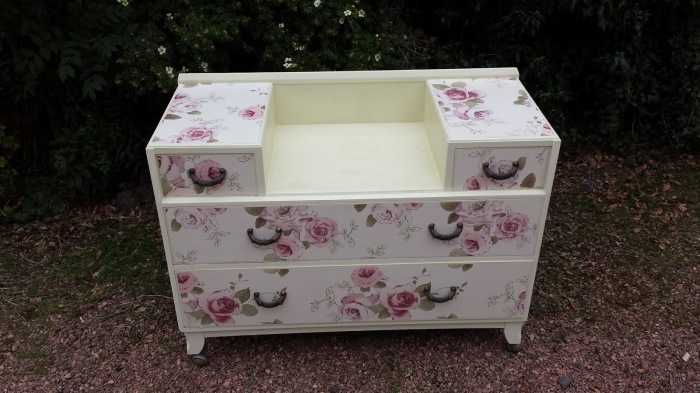 Как омолодить старую мебель подручными средствами, если жаль выбрасывать добротный материал