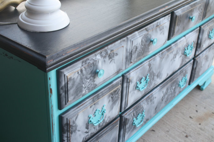 Как омолодить старую мебель подручными средствами, если жаль выбрасывать добротный материал